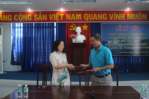 Lãnh đạo Công tyTNHH Tín Thịnh ký kết biên bảo liên kết với Tổ hợp tác nghề cá Vĩnh Phước