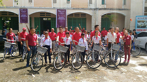 Các em học sinh được tặng xe đạp