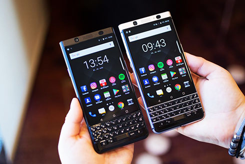 BlackBerry KEYone Black Edition bên cạnh KEYone phiên bản thường
