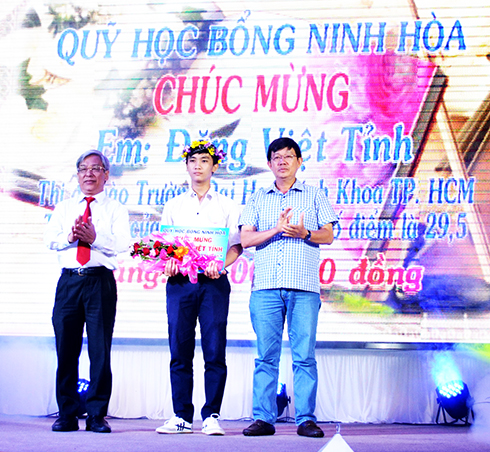 Đồng chí Lê Xuân Thân cùng lãnh đạo thị xã Ninh Hòa trao phần thưởng cho em Đặng Việt Tỉnh