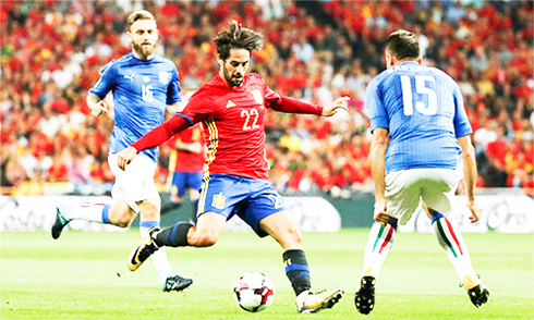 Những tài năng trẻ của đội tuyển Tây Ban Nha như Isco đã làm tan nát hệ thống phòng ngự luống tuổi chậm chạp của đội tuyển Italia