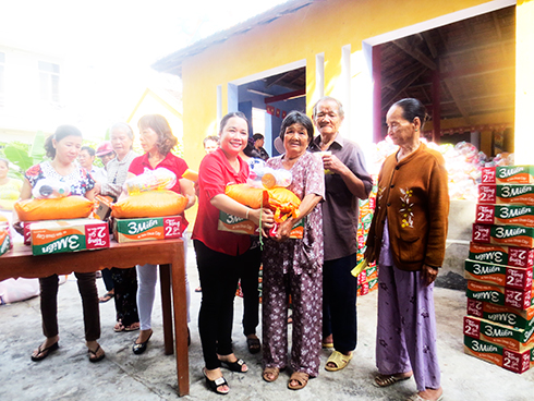 Hội Phụ nữ Vĩnh Trường tặng quà cho người nghèo