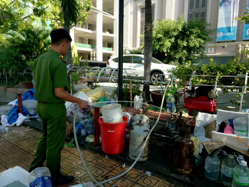 Công an phường Lộc Thọ dùng nước để hạ nhiệt những bình khí còn lại.