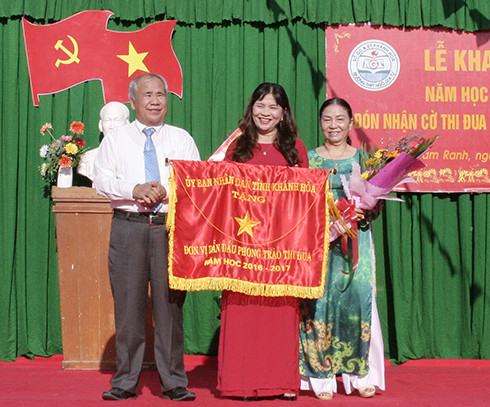 Ông Đào Công Thiên trao cờ thi đua xuất sắc cho Trường THPT Ngô Gia Tự.