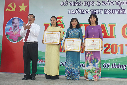 Ông Trần Ngọc Thanh trao bằng khen của UBND tỉnh cho 3 giáo viên. 