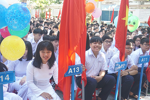Học sinh Trường THPT Nguyễn Văn Trỗi trong ngày khai giảng.