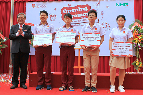 Lãnh đạo Trường iSchool Nha Trang trao học bổng cho các học sinh.