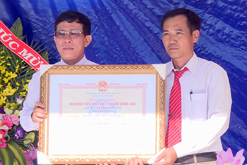 Lãnh đạo Phòng Giáo dục và Đào tạo TP. Nha Trang trao bằng công nhận trường chuẩn quốc gia cho Trường Tiểu học Vĩnh Trung.