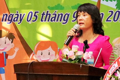 Cô Bùi Thị Thu Hà, hiệu trưởng nhà trường phát biểu tại lễ khai giảng.