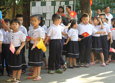 Học sinh lớp 1 Trường tiểu học Vĩnh Hải 2 trong buổi lễ khai giảng