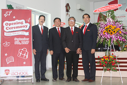Trường iSchool Nha Trang nhận lẵng hoa chúc mừng của Bộ trưởng Bộ Giáo dục và Đào tạo. 