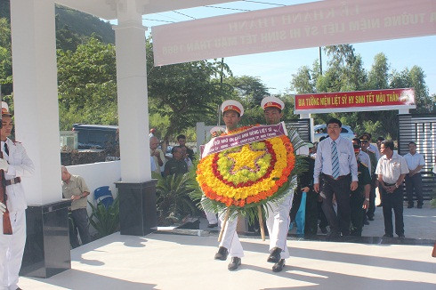 Lãnh đạo TP. Nha Trang dâng hoa các liệt sĩ hy sinh năm 1968.