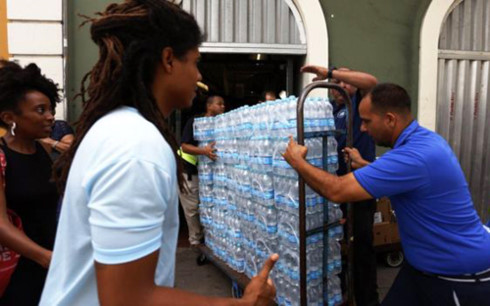 Người dân Puerto Rico tích trữ nước sạch, lương thực vào những nơi trú ẩn an toàn, chuẩn bị đón bão. (Ảnh: EPA)
