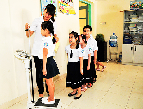 Kiểm tra sức khỏe đầu năm học cho học sinh  Trường Tiểu học Phước Tiến (TP. Nha Trang)