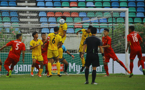 Các cầu thủ Việt Nam (áo đỏ) liên tiếp đe doạ khung thành đối thủ.