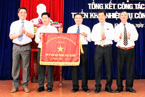 Đồng chí Lê Thanh Quang - Ủy viên Trung ương Đảng, Bí thư Tỉnh ủy trao cờ đơn vị dẫn đầu phong trào thi đua 5 năm (2011 - 2015) của UBND tỉnh cho Cục Thuế tỉnh
