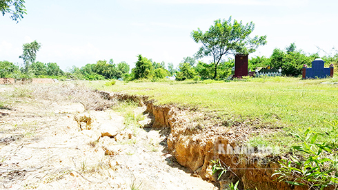 Quá trình khai thác, nước từ mỏ đá chảy làm xói lở đất khu nghĩa trang thôn Phong Thạnh, Ninh Lộc