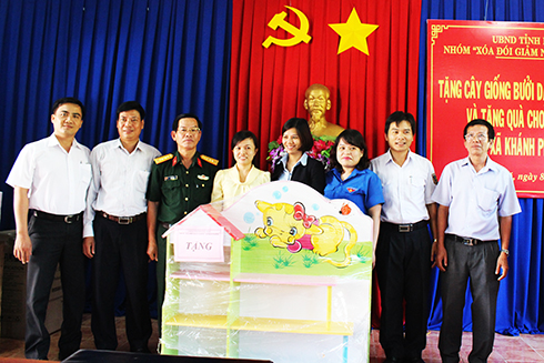 Tặng quà cho Trường Tiểu học Khánh Phú 1  và Trường Mầm non Sơn Ca