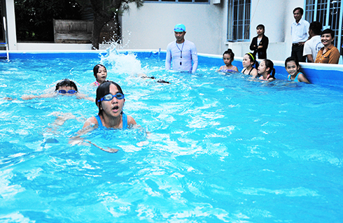 Thiếu nhi huyện Vạn Ninh bơi thử bể bơi di động tại buổi khánh thành