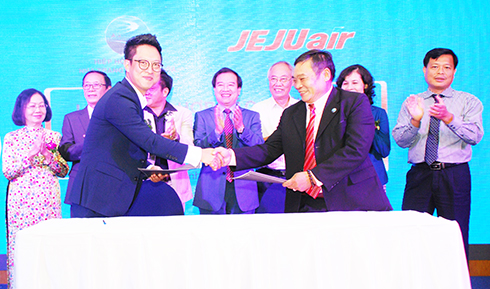 Đại diện Hiệp hội Du lịch Nha Trang - Khánh Hòa ký kết hợp tác với đại diện Hãng hàng không Jeju Air