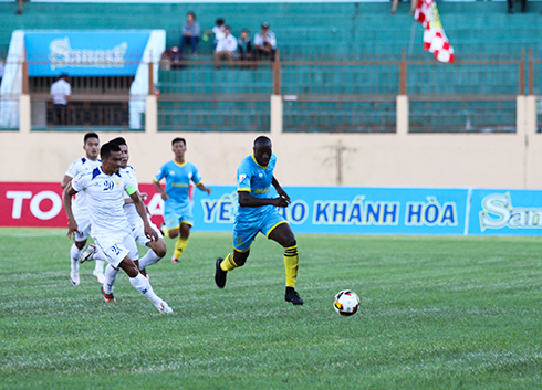 Tiền đạo Toure Youssouf có màn trình diễn ấn tượng trong ngày đầu ra mắt trên sân nhà Nha Trang
