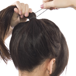 Buộc tóc quá chặt sẽ tác động tới các mạch máu dưới da đầu, ảnh hưởng tới tuần hoàn máu.