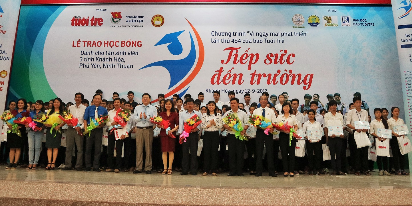Ông Nguyễn Duy Bắc và đại diện báo Tuổi Trẻ tặng hoa cho các đơn vị tài trợ chương trình. 
