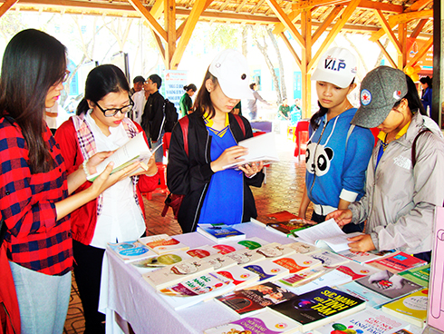 Hội sách là một trong những hoạt động thu hút học sinh tham gia