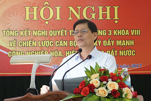 Ông Nguyễn Tấn Tuân phát biểu tại hội nghị
