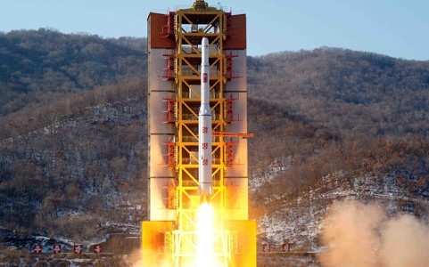 Tên lửa Triều Tiên rời bệ phóng. Ảnh: Reuters