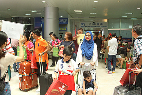 Hành khách trên chuyến bay khai trương đường bay được chào đón tại Cảng hàng không quốc tế Cam Ranh