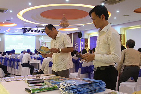 Đại diện doanh nghiệp tìm hiểu thông tin du lịch các tỉnh Đồng bẳng sông Cửu Long