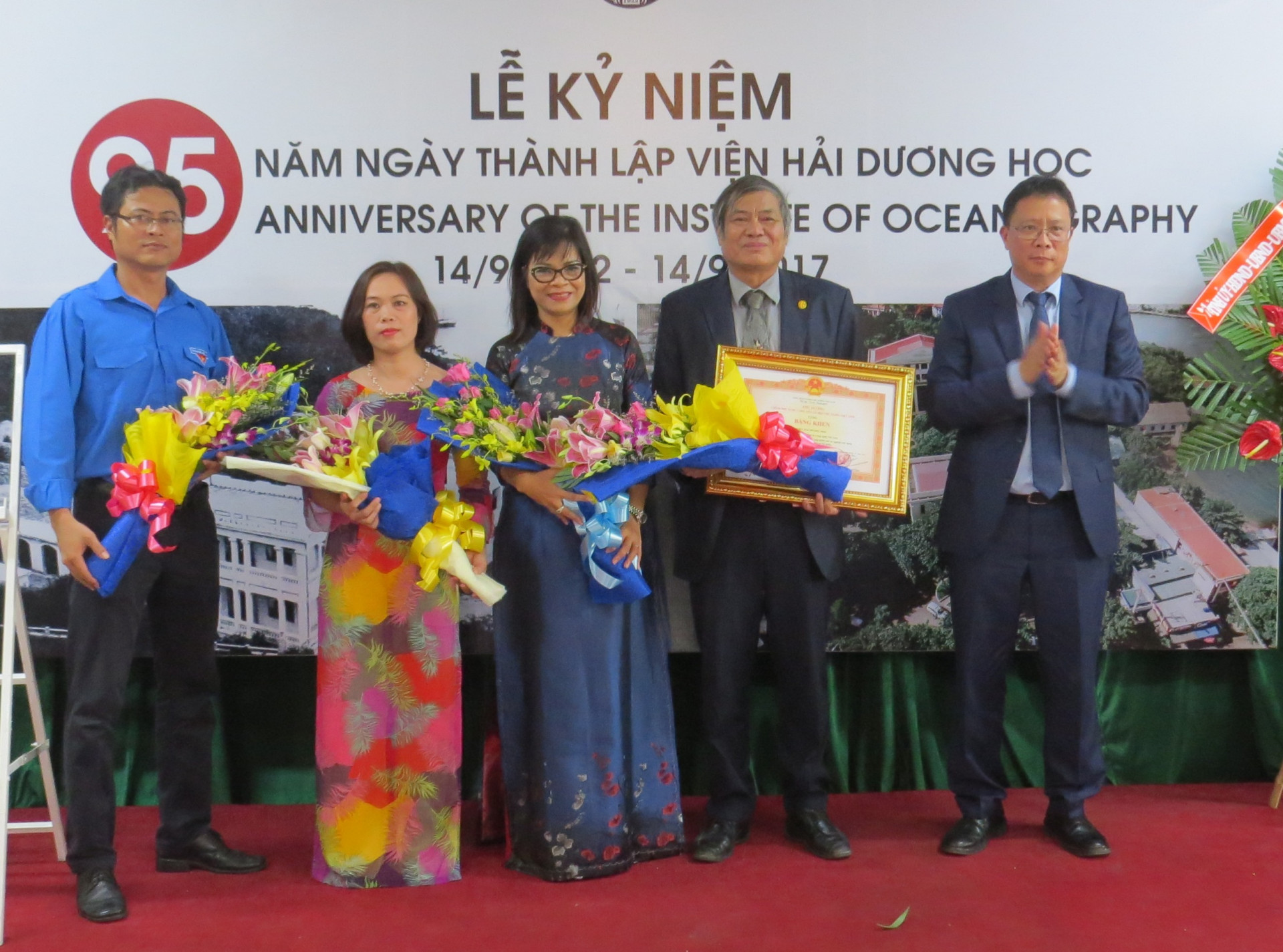  Thừa uỷ nhiệm Thủ tướng Chính phủ, Giáo sư, Viện sĩ Châu Văn Minh - Chủ tịch Viện Hàn lâm Khoa học và Công nghệ Việt Nam trao bằng khen cho viện