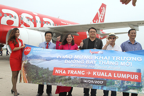 Leadership of Khanh Hoa Department ò Tourism give welcome to first passengers of Kuala Kumpur - Cam Ranh 