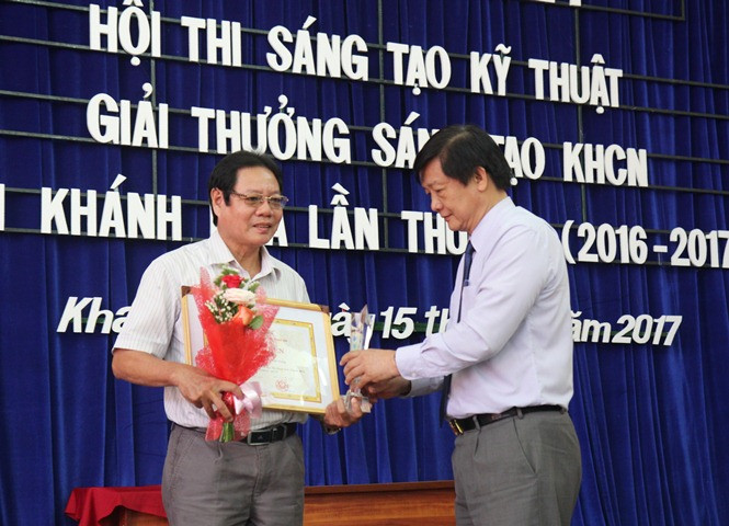 Ông Trần Sơn Hải trao giải thưởng cho tác giả đạt giải nhất