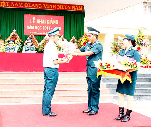 Đại tá Ngô Vĩnh Phúc - Hiệu trưởng Trường Sĩ quan Không quân trao thưởng cho các học viên
