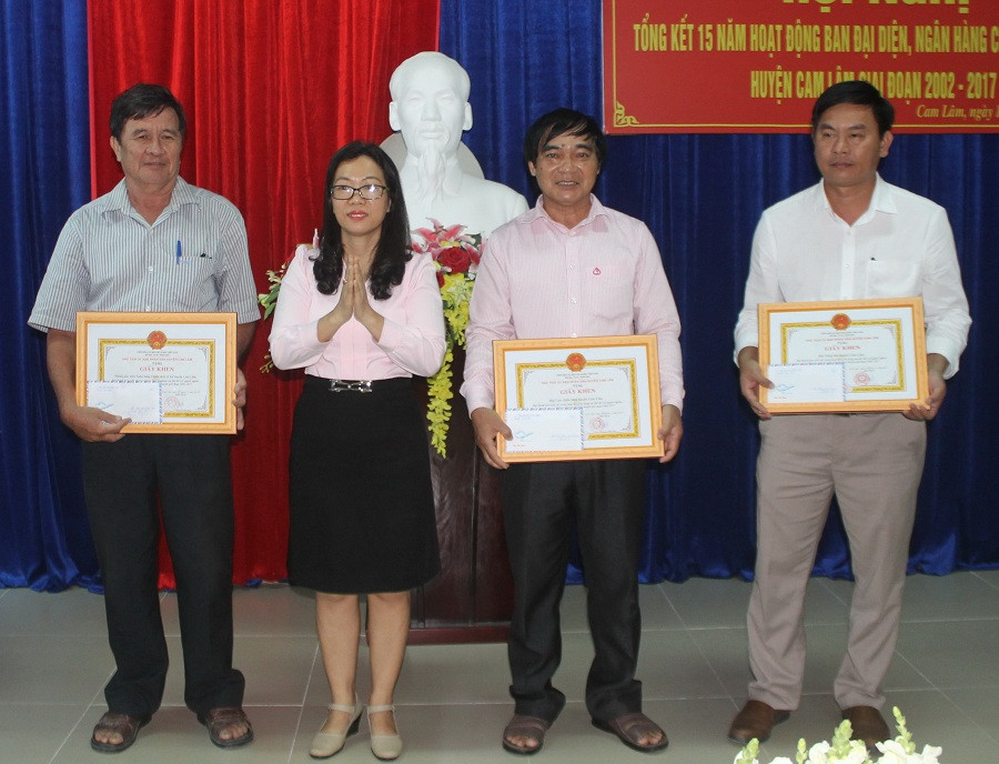 Lãnh đạo UBND huyện Cam Lâm trao giấy khen cho đại diện các tập thể 