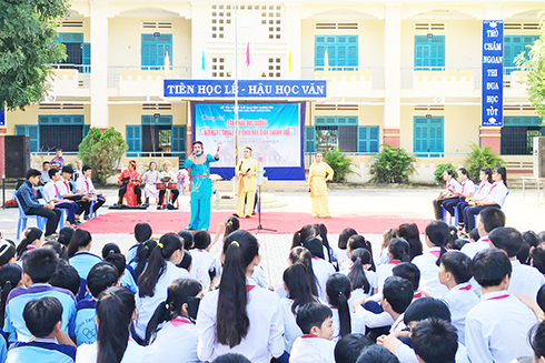 Bai choi show held in Ninh Hoa Town in 2016
