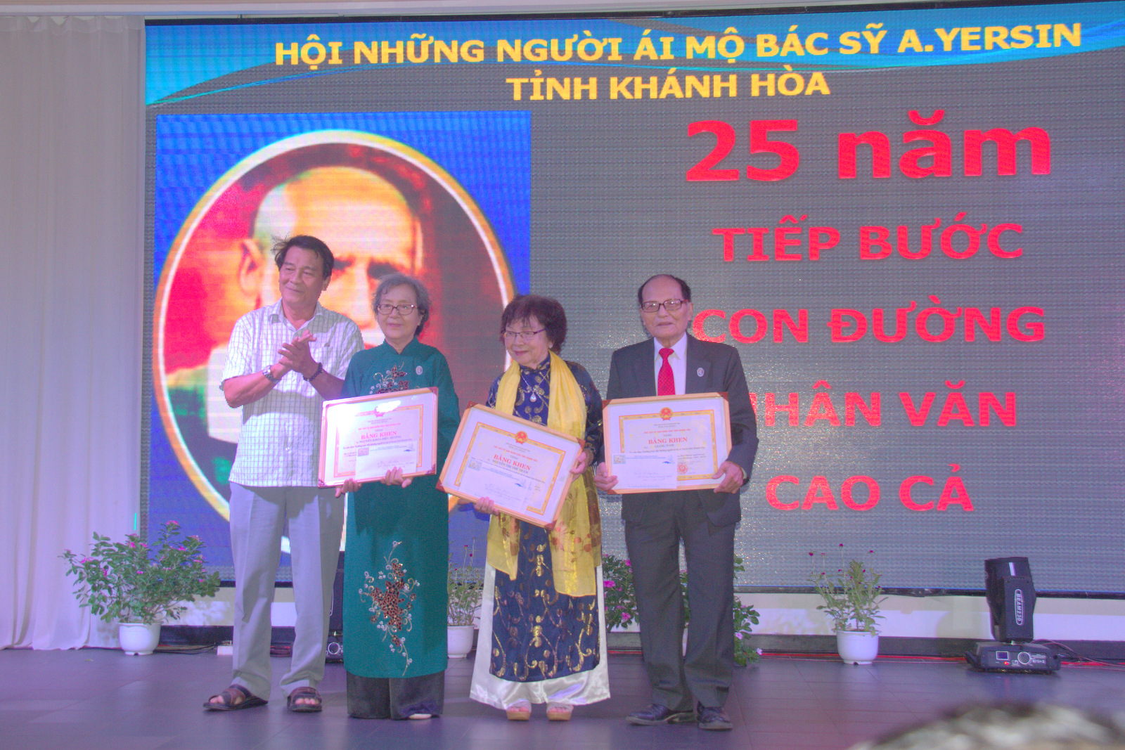 Nguyen Van Chi, former Chairman of Khanh Hoa Provincial People’s Committee, giving certificates of merit of Chairman of Provincial People’s Committee to individuals and collectives having good contributions to society.