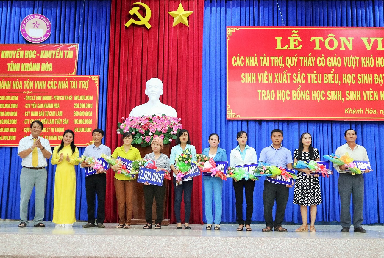Ông Phạm Văn Chi trao thưởng cho các giáo viên.