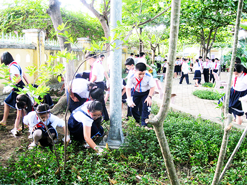Học sinh Trường Tiểu học Lộc Thọ dọn dẹp vệ sinh  phòng, chống sốt xuất huyết
