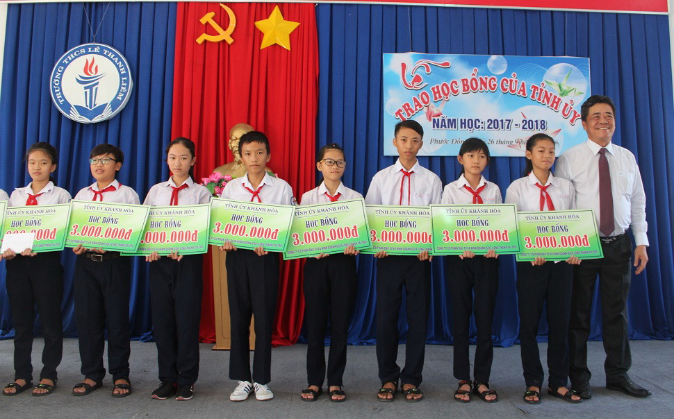 Đồng chí Lê Thanh Quang trao học bổng cho các em học sinh 