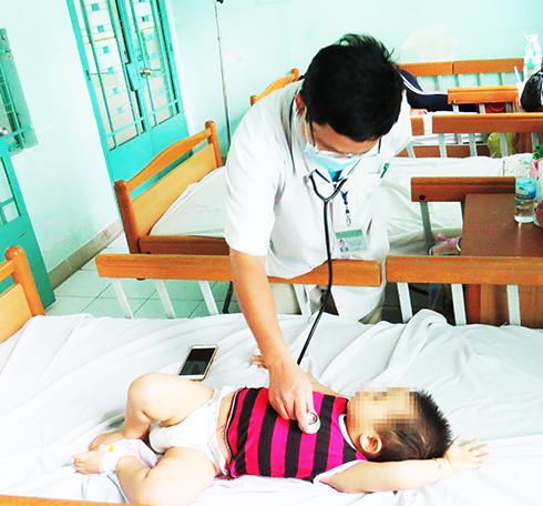 Bác sĩ Bệnh viện Bệnh nhiệt đới tỉnh  khám bệnh cho trẻ mắc tay chân miệng