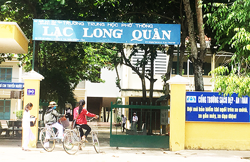 Trường THPT Lạc Long Quân cách xa các xã cánh Tây huyện Khánh Vĩnh nên học sinh đi lại khó khăn