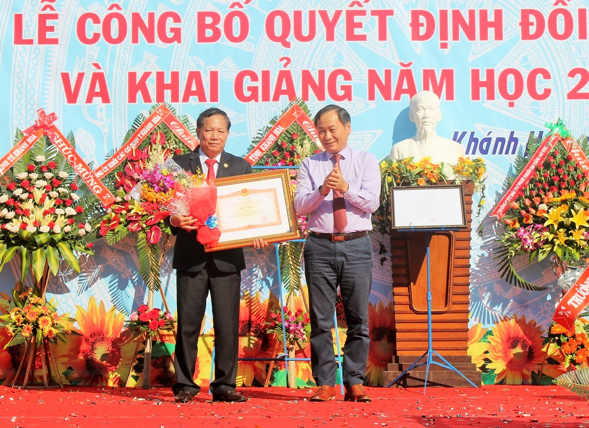 Ông Nguyễn Đắc Tài trao bằng khen của Thủ tướng Chính phủ cho nhà trường.