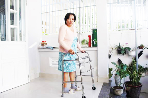 Sau 3 năm chịu nhiều đau đớn vì thoái hóa khớp, đến nay, bà Nguyệt  có thể tự đi lại trên đôi chân của mình