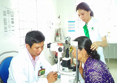 Các y, bác sĩ khám mắt cho người cao tuổi huyện Khánh Sơn