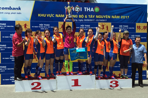 Ông Lâm Văn Kiệt - Giám đốc Sacombank Khu vực Nam Trung bộ và Tây Nguyên trao cúp vô địch bóng đá nữ cho đội Phú Yên. 