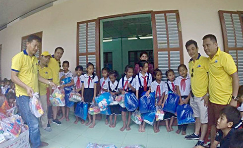 Các thành viên Hội Caravan Nha Trang tặng quà Trung thu cho học sinh Trường tiểu học Khánh Hiệp 1.