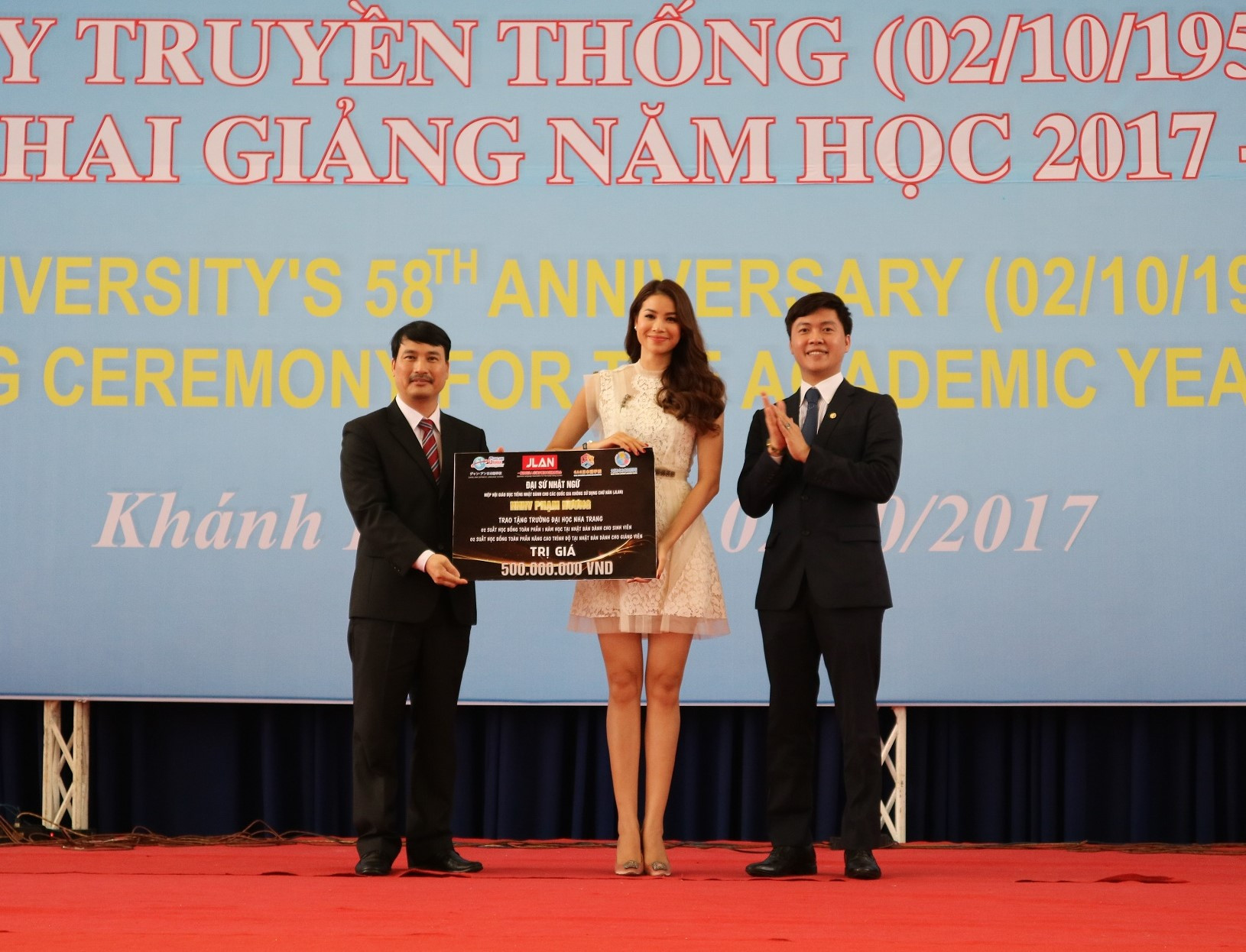  Hoa hậu Phạm Hương trao học bổng du học Nhật Bản.